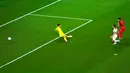 Pemain Korea Selatan Hwang Hee-chan (kanan) mencetak gol ke gawang Portugal pada pertandingan sepak bola Grup H Piala Dunia 2022 di Education City Stadium, Al Rayyan, Qatar, 2 Desember 2022. Korea Selatan melaju ke babak 16 besar Piala Dunia 2022 usai menaklukkan Portugal dengan skor 2-1. (AP Photo/Darko Bandic)