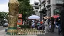 Pedagang Kaki Lima memajang cinderamata berbentuk piala Piala Dunia di Mexico City, Senin 8 Juni 2026. (Yuri CORTEZ/AFP)