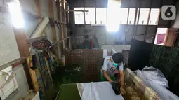 Perajin mencetak batik di rumah produksi batik tanah liek Ayesha Collection di Padang, Sumatera Barat, Kamis (25/11/2021). Batik tanah liek Ayesha yang merupakan UMKM Binaan PT Semen Padang (Semen Indonesia Group) dijual mulai Rp250 ribu hingga jutaan rupiah. (Liputan6.com/Fery Pradolo)