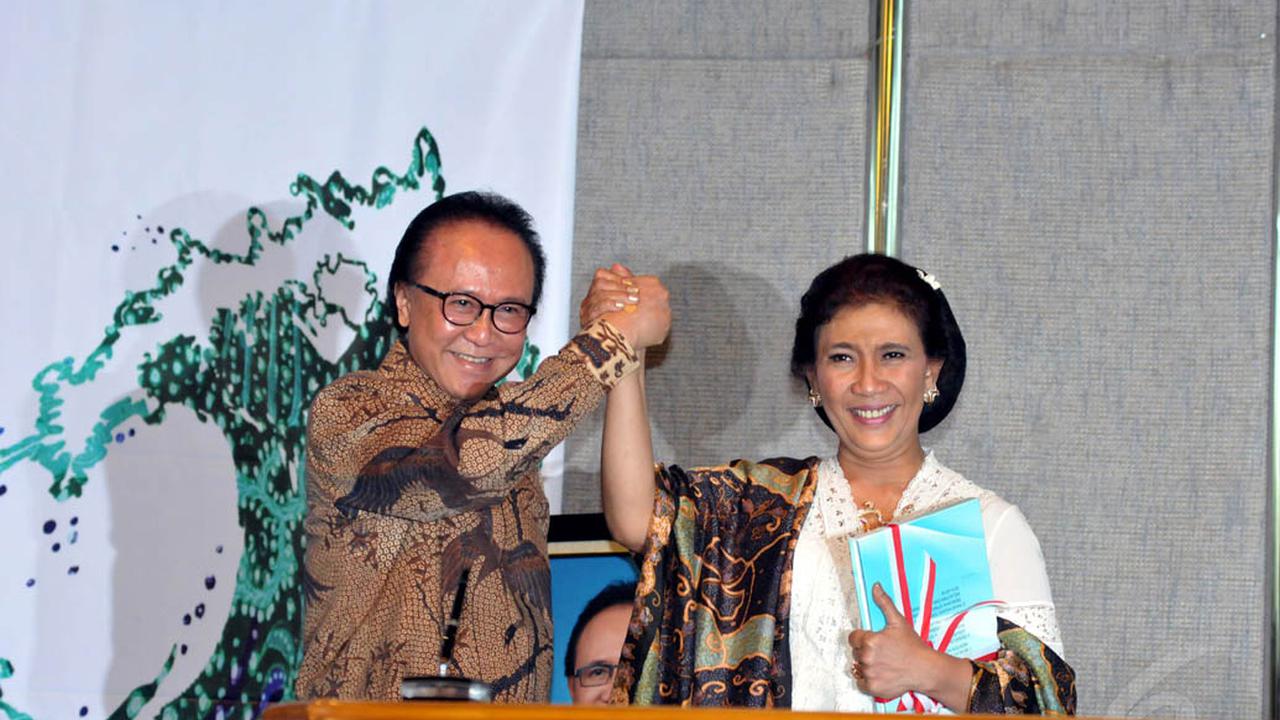 Aura Kecantikan Susi Pudjiastuti Saat Berkebaya di Acara Sertijab