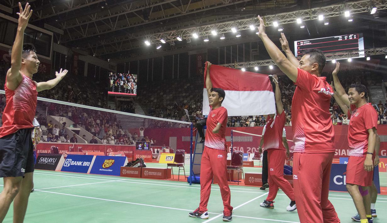 Selebrasi para pebulutangkis Indonesia usai berhasil meraih medali emas beregu Asian Para Games di Istora Senayan, Jakarta, Minggu (7/10/2018). (Bola.com/Peksi Cahyo)
