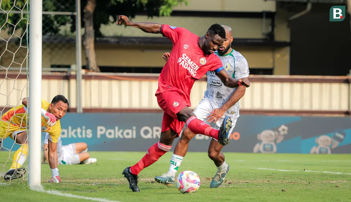 Pemain Semen Padang, Ikechukwu Kenneth Ngwoke berusaha mencetak gol melalui tendangan backheel ke gawang PSS Sleman pada laga lanjutan BRI Liga 1 2024/2025 di Stadion STIK, Jakarta, Senin (26/08/2024). (Bola.com/Bagaskara Lazuardi)