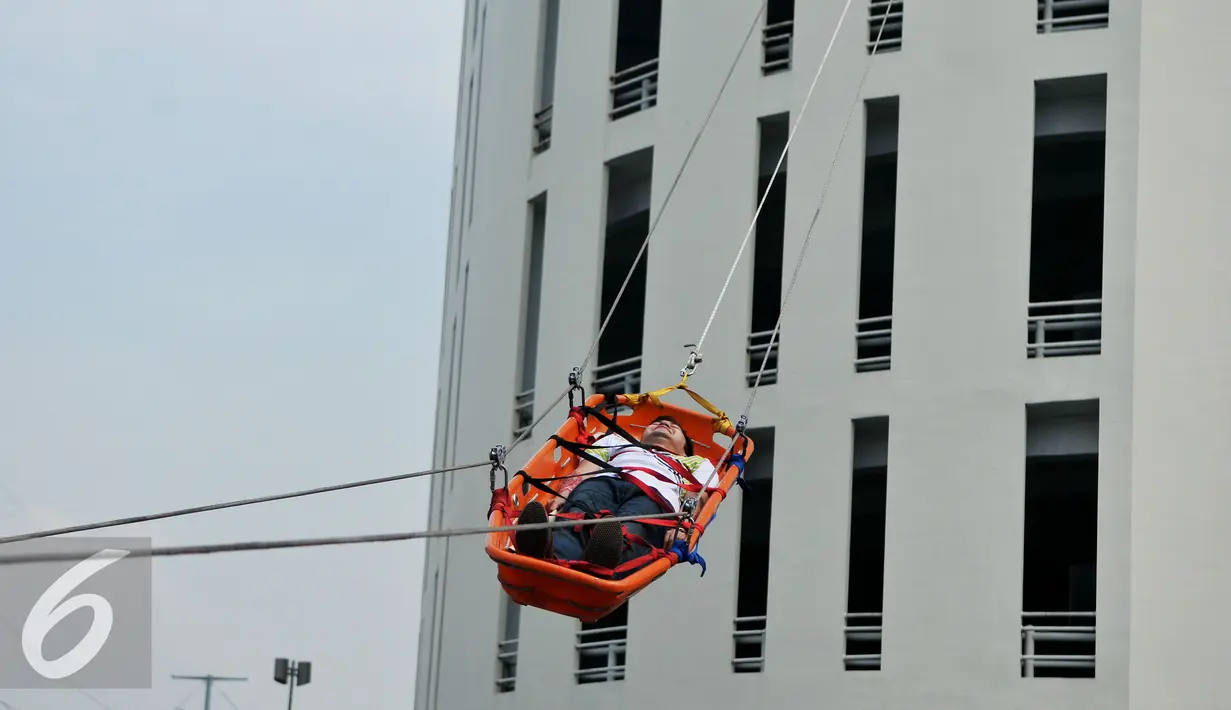 Petugas damkar melakukan evakuasi korban saat simulasi penanggulangan kebakaran di Senayan City, Jakarta, Kamis (26/11). Simulasi dilakukan untuk melatih kesiap-siagaan pengelola pusat belanja dalam menghadapi kebakaran. (Liputan6.com/Gempur M Surya)