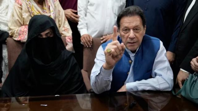 Mantan Perdana Menteri Pakistan Imran Khan, kanan, dan Bushra Bibi, istrinya. (AP)