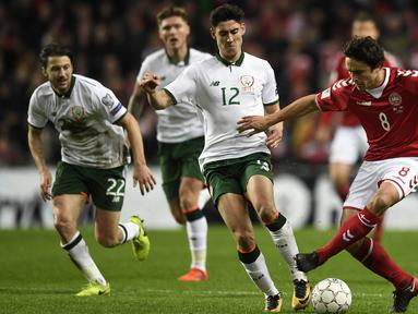Gelandang Denmark, Thomas Delaney, berusaha melewati gelandang Irlandia, Callum O'Dowda, pada laga Kualifikasi Piala Dunia 2018 di Stadion Telia Parken, Kobenhavn, Minggu (12/11/2017). Kedua negara bermain imbang 0-0. (AFP/Lars Moeller)