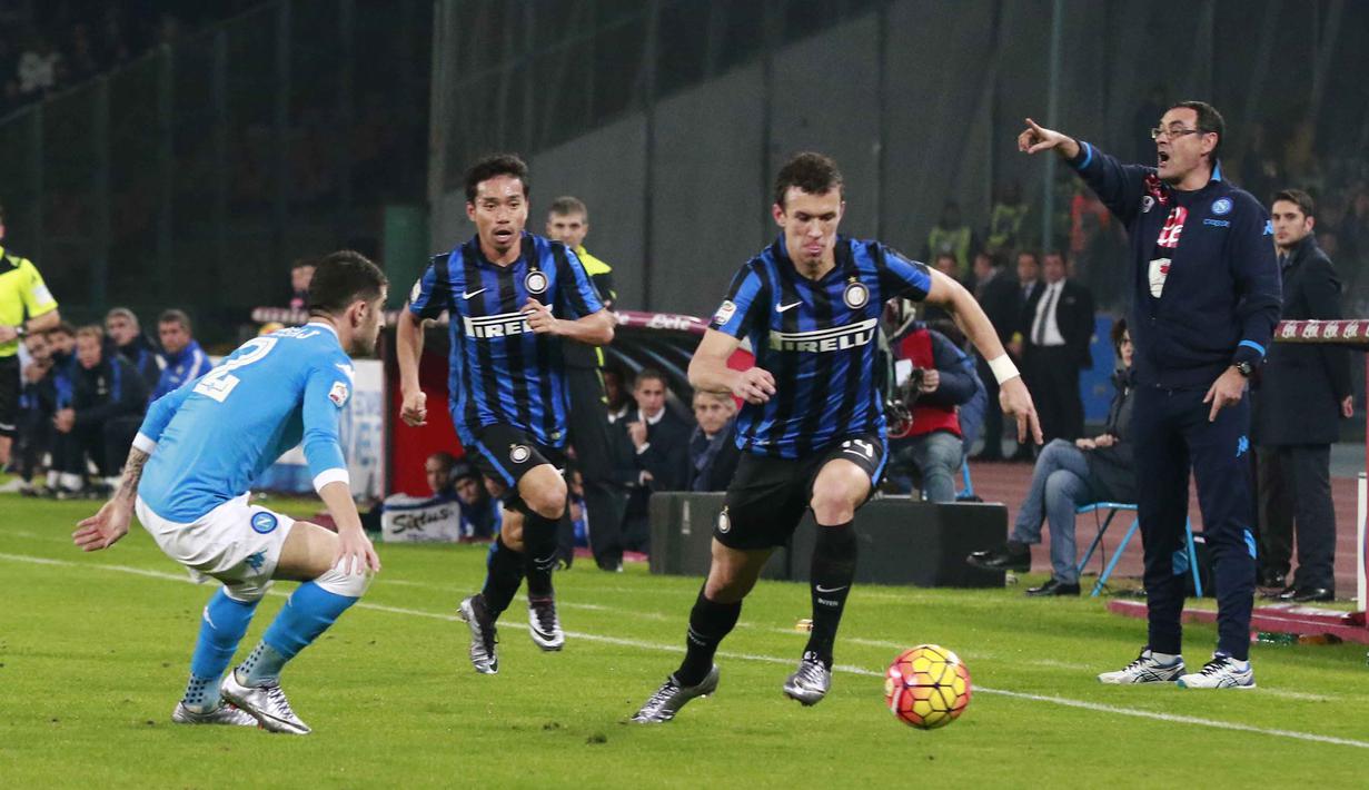 Pemain Inter Milan, Ivan Perisic (kanan) berebut bola dengan pemain Napoli Elseid Hysaj (kiri) pada lanjutan liga Italia Serie A di Stadion San Paolo, Naples,Selasa(1/12/2015) dini hari WIB. Napoli menang 2-1. (AFP Photo/Carlo Hermann)