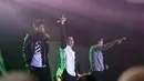 Base Jam yang tampil di panggung dua konser tersebut sukses mengajak penonton kembali ke tahun 90-an lewat hits-nya di masa itu. Tak kurang dari lima buah lagu dibawakan oleh Base Jam. (Nurwahyunan/Bintang.com)