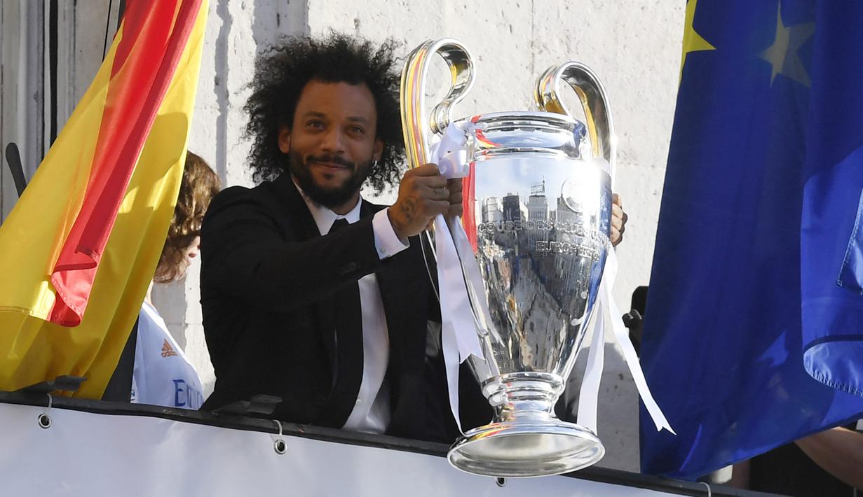 Marcelo. Bek kiri Brasil berusia 34 tahun ini berstatus tanpa klub usai kontraknya habis bersama Real Madrid yang telah diperkuatnya sejak tengah musim 2006/2007. Ia total tampil dalam 544 laga di semua ajang bareng Real Madrid dengan torehan 38 gol dan 103 assist. Hingga kini ia belum memastikan klub mana yang akan dibelanya musim 2022/2023 nanti, meskipun ada 6 klub yang meminatinya, Real Valladoild, Getafe, Olympique Marseille, Fenerbahce, AC Milan dan Juventus. (AFP/Oscar Del Pozo)