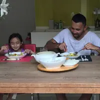 Banyak orang tua memberikan iming-iming buat anaknya yang menjalankan ibadah puasa. Tapi, hal  itu tidak berlaku bagi Teuku Zacky. Ia lebih baik memberikan contoh dari pada menjanjikan hadiah.(Instagram/teukuzacky)