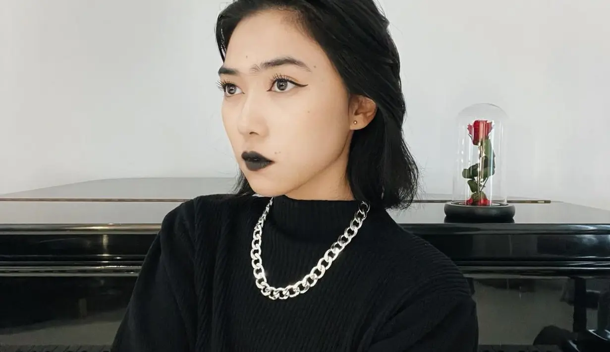 Dengan gaya rambut pendek, Isyana tampak lebih segar dan terlihat edgy. (Foto: Instagram/ @isyanasarasvati)