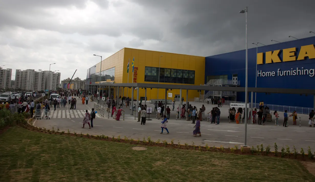 Para pelanggan berjalan di luar IKEA saat membuka toko pertamanya di Hyderabad, Kamis (9/8).  Perusahaan furnitur Swedia itu membuka toko pertamanya di India, lima tahun setelah menerima persetujuan untuk berinvestasi di negara itu. (AP/Mahesh Kumar A.)