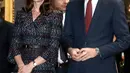 Pangeran William dan Kate Middleton mengunjungi Musee d'Orsay, Paris, 18 Maret 2017. Ini merupakan perjalanan pertama pangeran William ke Prancis semenjak kecelakaan tragis ibunya, Puteri Diana, pada 1997. (Francois Guillot/Pool Photo via AP)