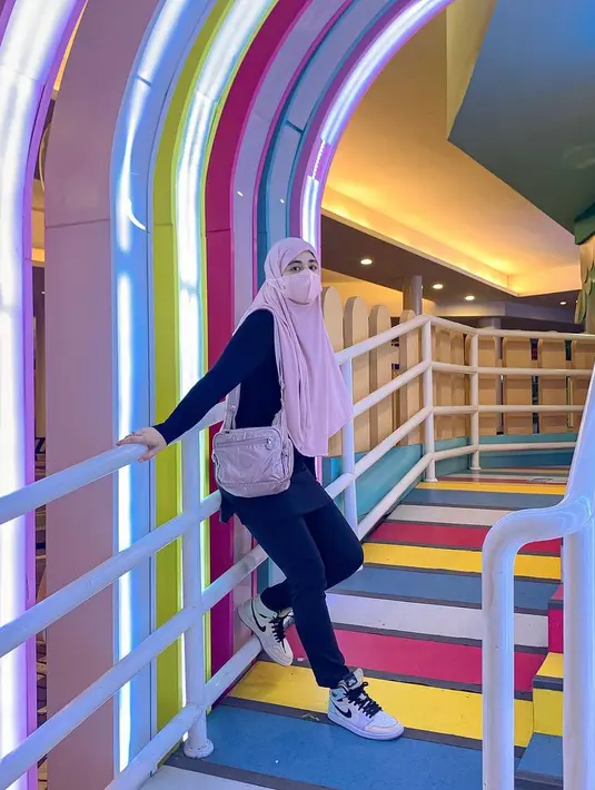 <p>"Jadi aku nggak terlalu banyak stuck di masa lalu tapi di depan nih masih ada anak-anak, masih ada masa depan mereka, masih ada kebahagiaan mereka, bahwa happy," ujar Risty Tagor. [Instagram/ristytagor]</p>