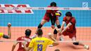 Pemain Timnas voli putra Jepang, Yuki Ishikawa menahan bola saat melawan Kazakhstan pada 8 besar grup E Kejuaraan Voli Asia 2017 di GOR Tri Dharma, Gresik, Kamis (27/7). Jepang unggul 3-0 (25-18, 25-19, 25-23). (Liputan6.com/Helmi Fithriansyah)