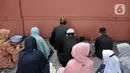 Peziarah berdoa saat berziarah ke makam Sunan Gunung Jati di Cirebon, Jawa Barat, Kamis (31/3/2022). Makam Sultan Syarif Hidayatullah atau Sunan Gunung Jati merupakan salah satu lokasi yang ramai didatangi para peziarah sebagai tradisi jelang bulan suci Ramadhan. (merdeka.com/Iqbal S. Nugroho)