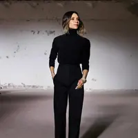 Victoria Beckham pamer koleksi Fall/Winter 2025 di Paris Fashion Week. (dok. Instagram @victoriabeckham/https://www.instagram.com/p/DG6lyeLI1L0/)