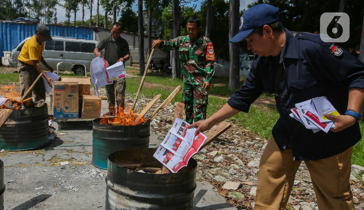 Anggota Komisi Pemilihan Umum Republik Indonesia (KPU-RI) didampingi personel TNI dan Polri serta Bawaslu memusnahkan surat suara Pemilu 2024 untuk pemilihan luar negeri di gudang logistik KPU, Kecamatan Benda, Kota Tangerang, Selasa (13/2/2024). (Liputan6.com/Angga Yuniar)