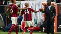 Gelandang AC Milan, Nigel de Jong (tengah) merayakan golnya bersama Clarence Seedorf (kanan) di laga kontra Sassuolo di Stadion San Siro, (18/5/2014). (AFP PHOTO/Giuseppe Cacace)