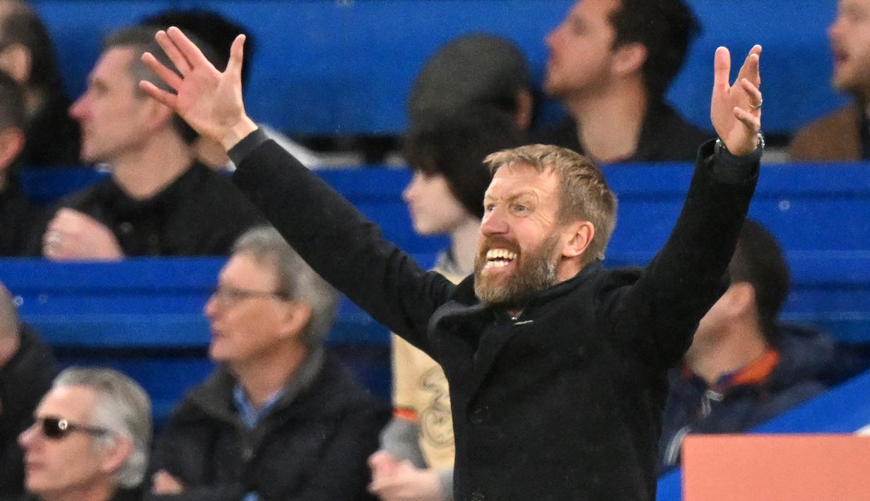 Apa yang menjadi keraguan para fans Chelsea setelah Graham Potter ditunjuk mengisi kursi panas pelatih The Blues yang ditinggalkan Thomas Tuchel akhirnya terbukti. Sang pelatih asal Inggris yang musim lalu membawa Brighton finis di peringkat ke-9 nyatanya tak kuasa mengusung nama besar Chelsea sebagai salah satu klub big six di musim 2022/2023 ini. Dalam 14 laga terakhir, Chelsea hanya dibawanya mengecap dua kali kemenangan, 6 hasil imbang dan 6 kali kalah. Teranyar Chelsea baru saja takluk 0-1 di pekan ke-24 (18/2/2023) dari tim juru kunci, Southampton, yang justru mampu mengalahkan The Blues dua kali pada musim ini. Tekanan pun sangat terasa pada sosok Graham Potter dalam beberapa ekspresinya yang tertangkap kamera berikut ini. (AFP/Glyn Kirk)
