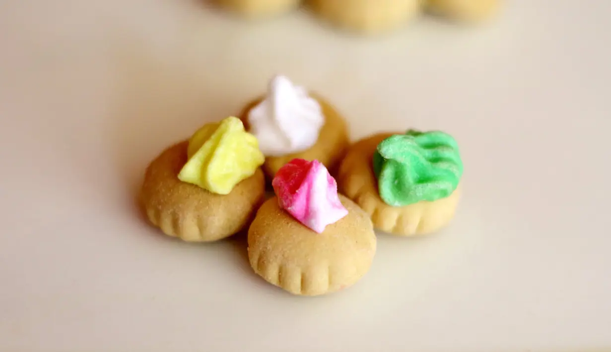 Gula yang ditaruh di atas cookies ini tak hanya sebagai pemanis, tapi menjadi pelengkap di jajanan khas yang disukai Generasi 90-an.  (shutterstock/Harismoyo)