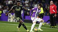 Bek  Real Valladolid Ivan Fresneda ditantang oleh penyerang Real Madrid Vinicius Junior dalam duel pekan ke-15 La Liga 2022/23 di Stadion Nuevo Jose Zorrilla, Valladolid, Sabtu (31/12/2022) dini hari WIB. Real Madrid menang 2-0 berkat dua gol Karim Benzema. (AP Photo/Pablo Garcia)