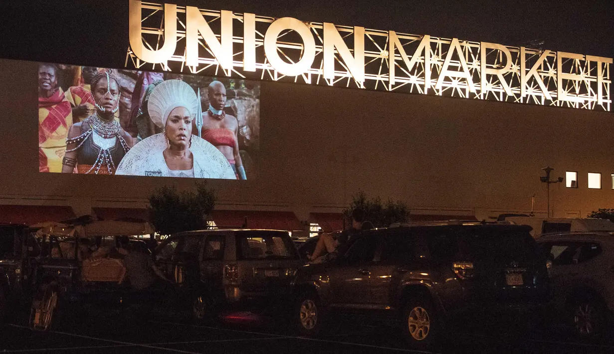Puluhan mobil terparkir di depan layar bioskop saat pemutaran film drive-in di Family Drive-in di Virginia, 10 Agustus 2018. Menonton film di luar ruangan atau drive-in merupakan bagian penting dalam industri hiburan di Amerika. (AFP PHOTO/Nicholas Kamm)