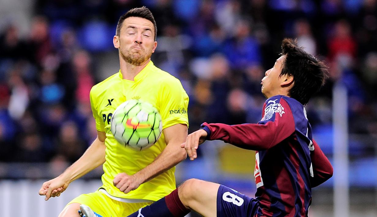 Bek Villarreal, Antonio Rukavina (kiri), berebut bola dengan pemain Eibar, Takashi Inui, dalam laga La Liga Spanyol di Stadion Ipurua, Eibar, (3/4/2016). (AFP/Ander Gillenea)