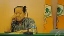 Anggota Mahkamah Partai, Nattabaya, saat konferensi pers terkait penyelesaian kisruh yang terjadi di internal partai Golkar, Jakarta, Rabu (24/12/2014). (Liputan6.com/Herman Zakharia)