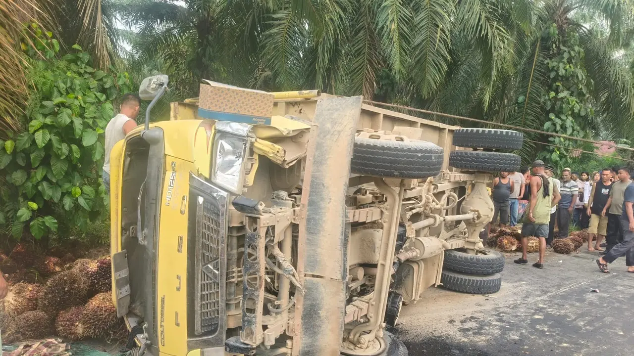 Penampakan truk sawit terguling menimpa tiga siswi SMP di Labuhanbatu, Selasa (14/7/2026). (merdeka.com/Istimewa).