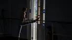 Seorang penari Balet Nasional Kuba melakukan peregangan sebelum berlatih di sekolah balet di Havana, Kuba, Selasa (5/4/2022). Balet Nasional Kuba memulai latihan untuk kembali ke panggung setelah lebih dari setahun setelah pandemi COVID-19 ditutup. (AP Photo/Ramon Espinosa)
