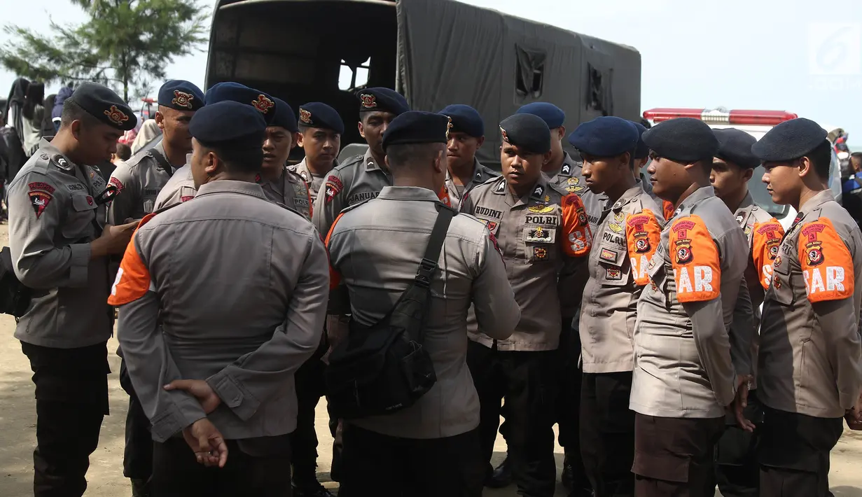 Aparat kepolisian bersiap menunggu evakuasi jenazah korban pesawat Lion Air JT 610 di Tanjung Pakis, Karawang, Jawa Barat, Senin (29/10). Pesawat membawa 178 penumpang dewasa, 1 anak-anak, 2 bayi, dan 7 awak pesawat. (Liputan6.com/Herman Zakharia)