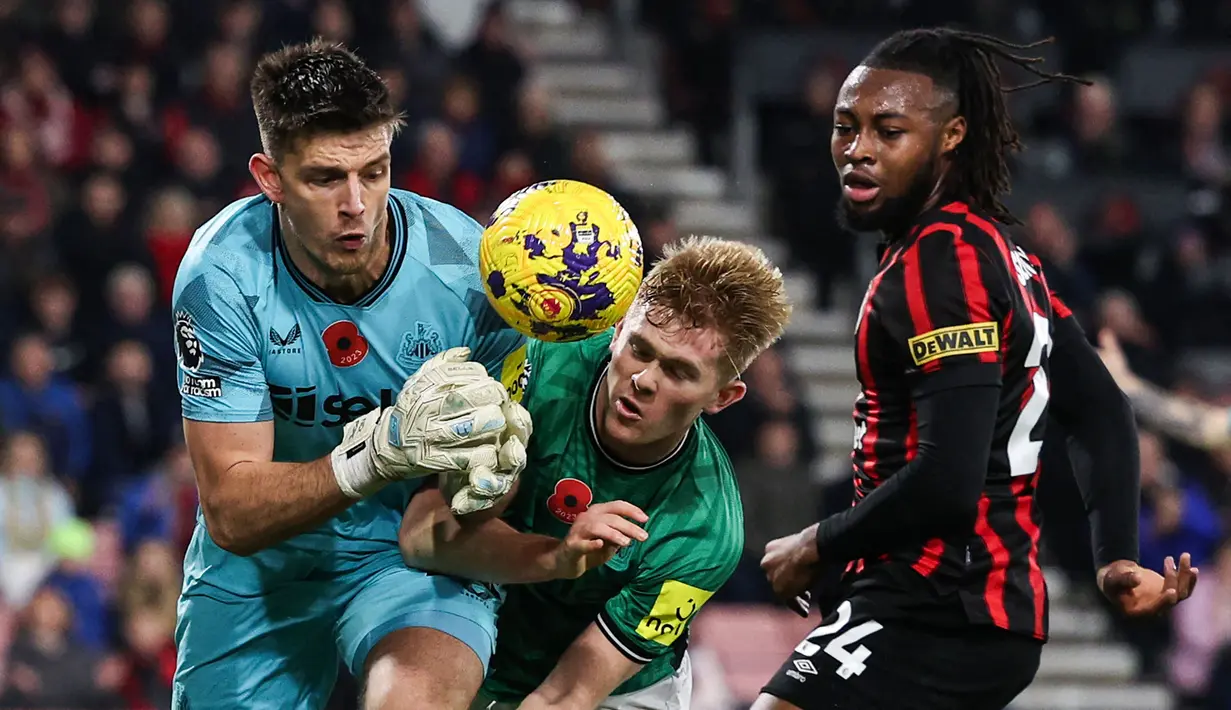 Newcastle United mempercayakan posisi kiper utama di Premier League 2023/2024 kepada sosok kiper asal Inggris berusia 31 tahun, Nick Pope yang didatangkan pada awal musim 2022/2023 dari Burnley. Musim ini ia berhasil menyisihkan tiga kiper lainnya, Martin Dubravka (Slovakia), Loris Karius (Jerman) dan sesama kiper asal Inggris, Mark Gillespie. Musim ini Nick Pope telah tampil dalam 13 laga di Premier League dengan catatan 5 kali clean sheet dan kebobolan 14 gol. (AFP/Adrian Dennis)