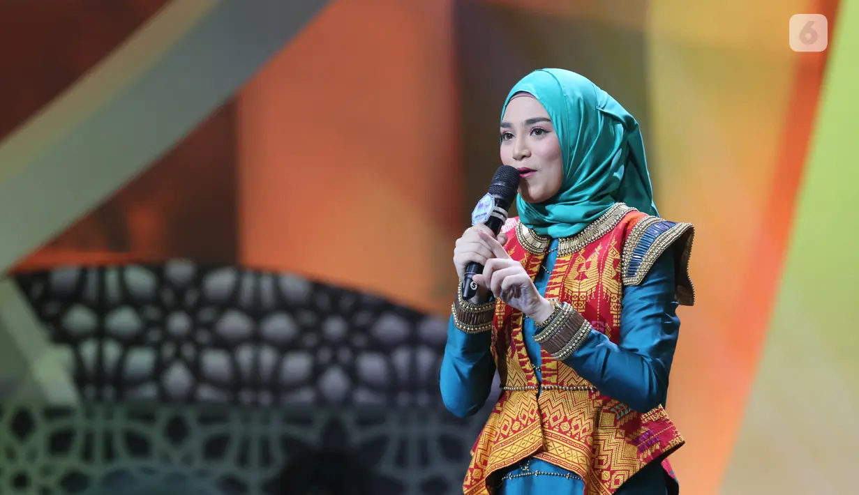 Di atas panggung, ia dengan tenang menyampaikan tausyiah soal seseorang yang sempat merasakan putus asa sampai berniat bunuh diri dengan menyayat lengannya sebanyak enam kali. (Adrian Putra/Bintang.com)
