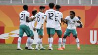 Para pemain Timnas Indonesia U-20 merayakan gol ke gawang Suriah U-20 yang dicetak Hokky Caraka pada laga matchday kedua Grup A Piala Asia U-20 2023 di Lokomotiv Stadium, Tashkent, Uzbekistan, Sabtu (4/3/2023). (AFC/Pranit Katwal)