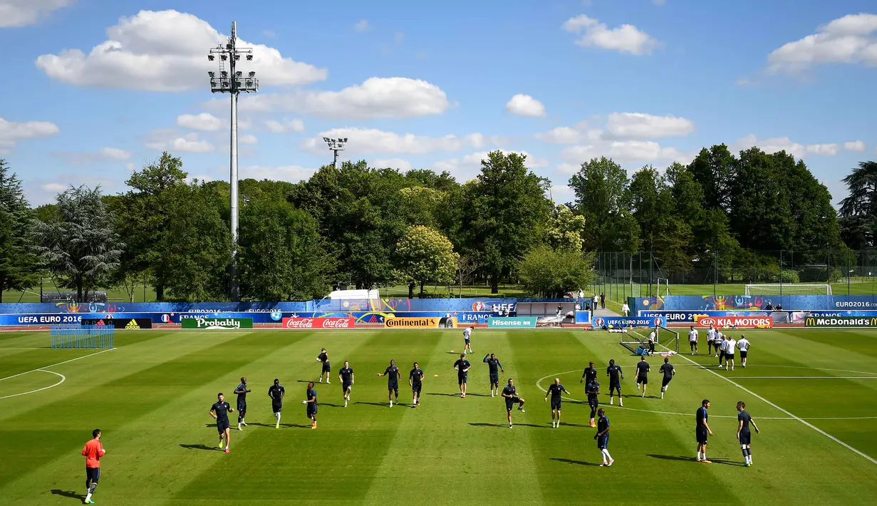Suasana sesi latihan timnas Prancis sebelum melawan Portugal di Clairefontaine-en-Yvelines, (9/7/2016). (AFP/Franck Fife)