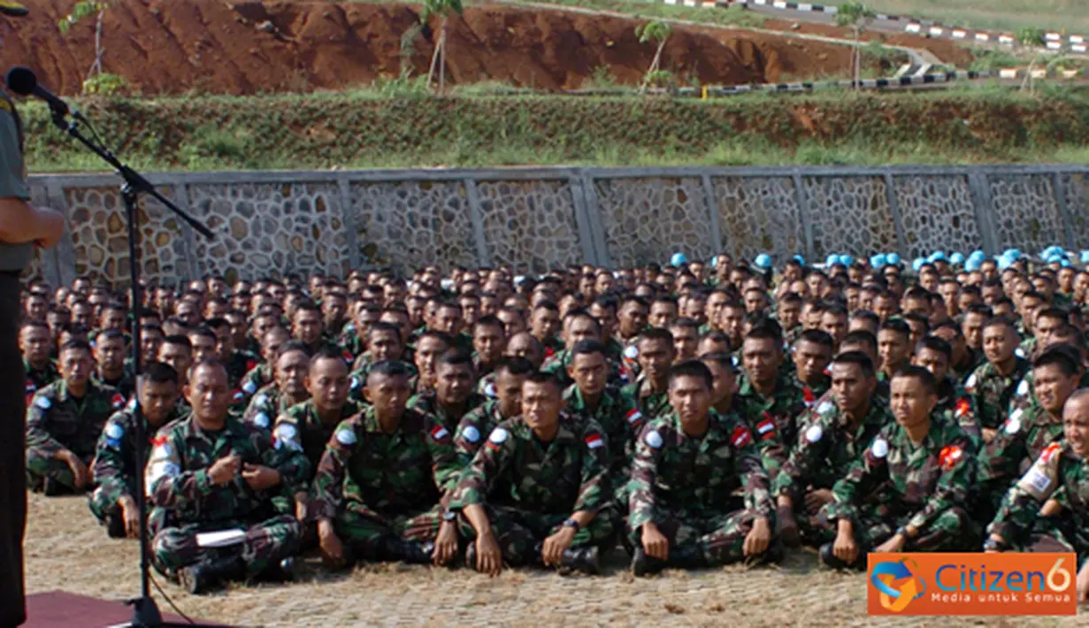 Citizen6, Bogor: Asops Panglima TNI Mayjen TNI Hambali Hanafiah, secara resmi membuka latihan Satgas Yonmek TNI untuk stand by force misi PBB rotasi TNI TA. 2012, di Komplek PMPP TNI Sentul Bogor, Selasa (12/6). (Pengirim: Badarudin Bakri).