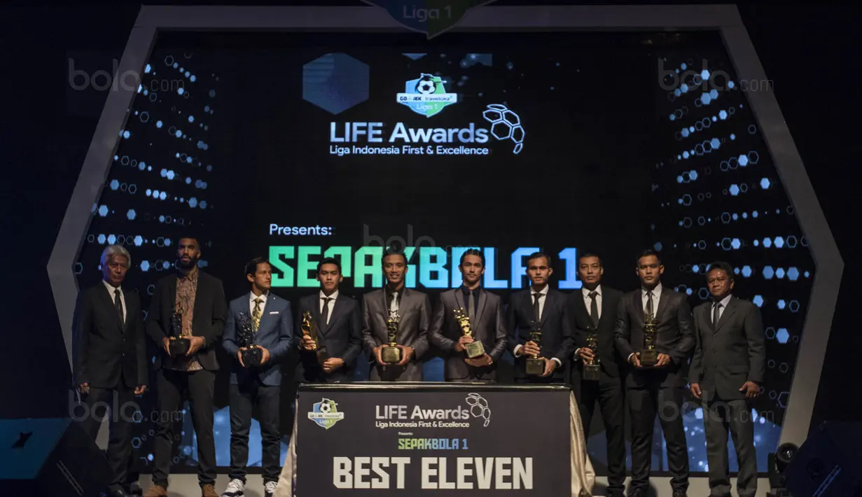 Sejumlah pemain menerima penghargaan Best Eleven Liga 1 di Hotel Mulia, Jakarta, Jumat (22/12/2017). Malam Penghargaan Liga 1 memberi apresiasi kepada sejumlah tokoh sepak bola. (Bola.com/Vitalis Yogi Trisna)