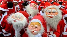 Anak-anak sekolah India mengenakan kostum Santa Claus berpose saat mereka mengambil bagian dalam acara Natal di sebuah sekolah di Chennai, (5/12). Natal adalah hari raya umat Kristen yang diperingati setiap tanggal 25 Desember. (AFP Photo/Arun Sankar)
