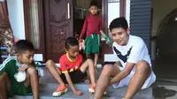 Mantan kapten Timnas Indonesia U-19 Evan Dimas Darmono siap bermain bola dengan warga kampung di Keluarahan Made, Kecamatan Sambikerep, Surabaya, Jawa Timur (Liputan6.com/Dian Kurniawan)
