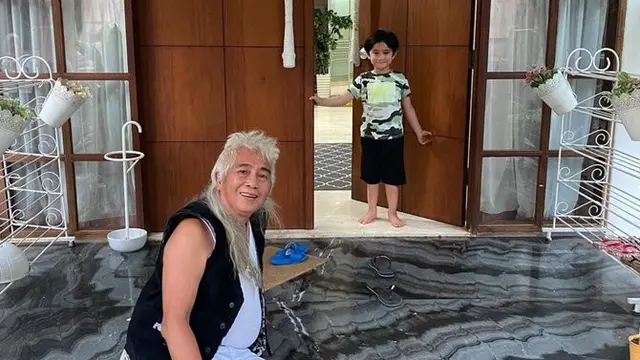 Gideon Tengker berkunjung ke kediaman Raffi Ahmad (https://www.instagram.com/p/CCQsel_szq0/)