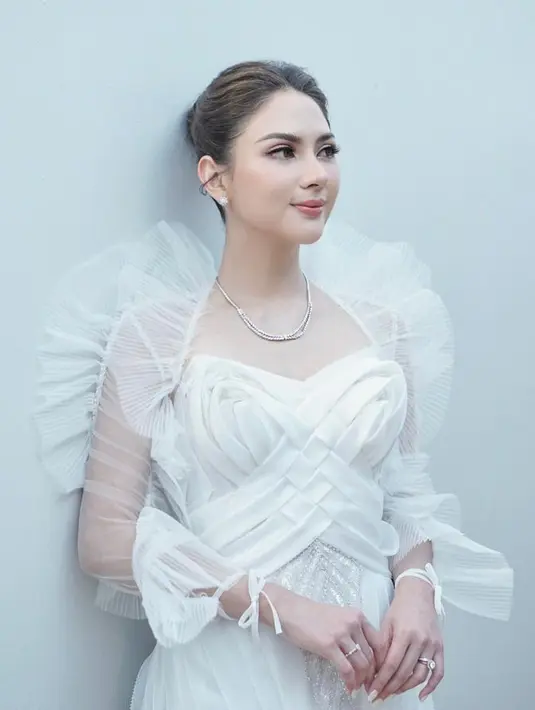 Sementara riasannya terlihat natural glam yang flawless tanpa cela [Foto: Instagram @evalovira]