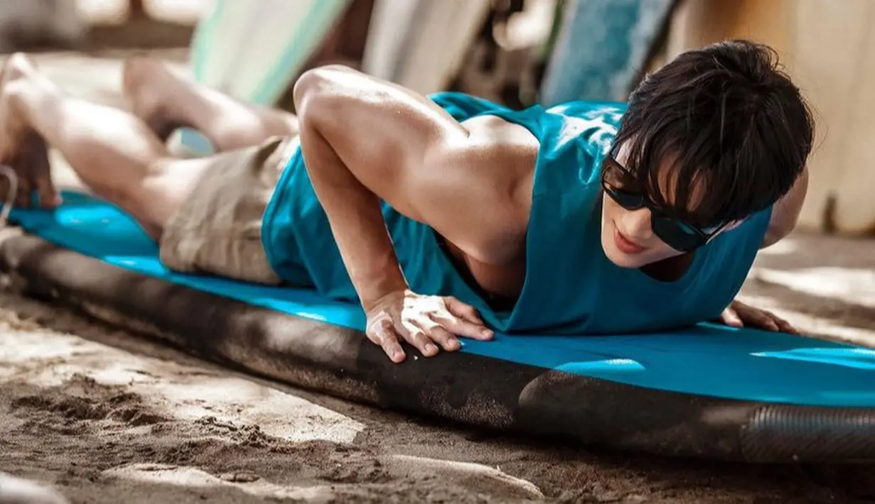 Tak lupa ia pun mengenakan kacamata hitam untuk menghalau teriknya matahari di Bali. [@bohyunahn]