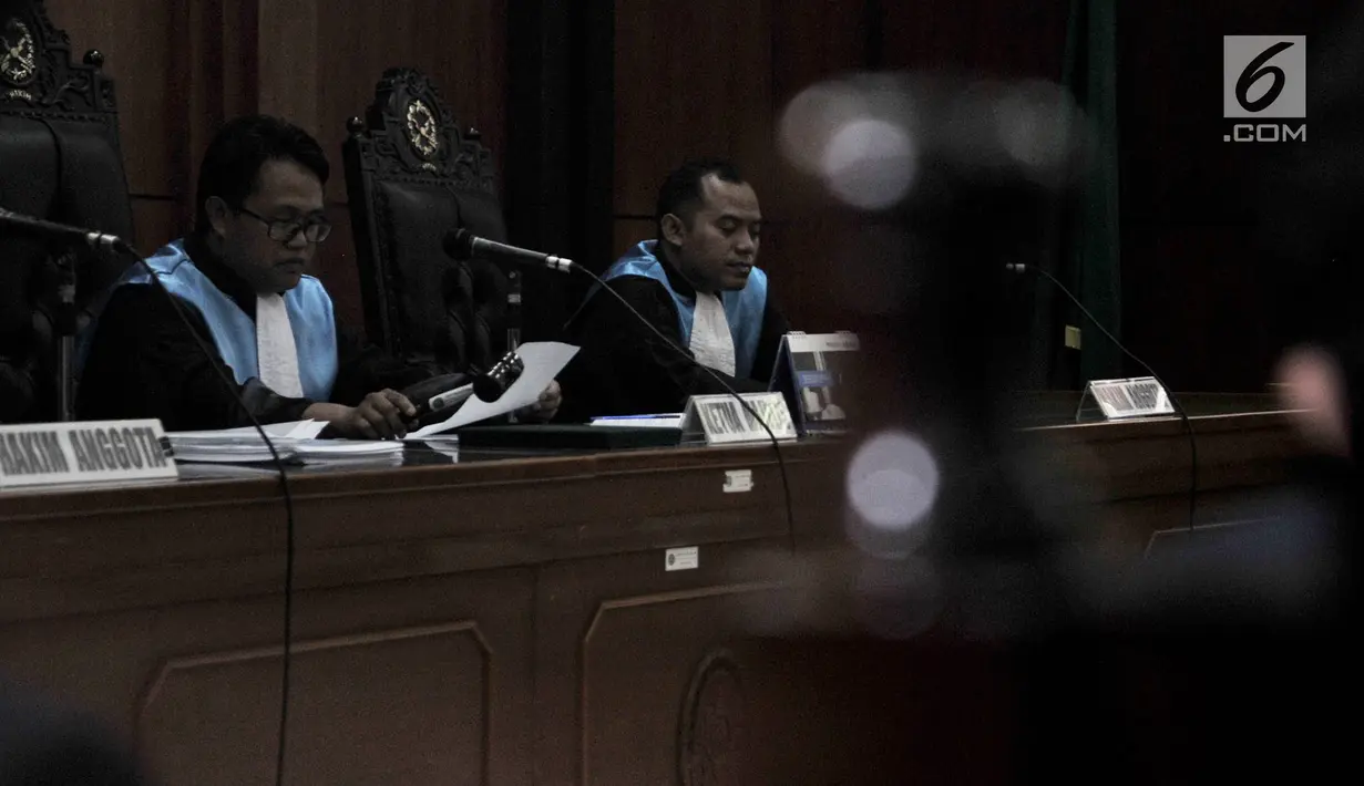 Majelis hakim membaca putusan sidang gugatan yang diajukan HTI di PTUN Jakarta, Senin (7/5). Pembubaran HTI menyusul penerbitan Peraturan Pemerintah Pengganti Undang-Undang Organisasi Massa pada 19 Juli 2017. (Merdeka.com/Iqbal Nugroho)