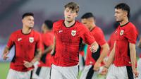 Pemain Timnas Indonesia, Ole Romeny (tengah), pada sesi latihan menjelang pertandingan melawan China, di Stadion Utama Gelora Bung Karno, Rabu (4/6/2025). (Bola.com/Bagaskara Lazuardi)