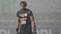 Kiper Persija Jakarta, Adixi Lenzivio saat melawan Persiraja Banda Aceh dalam laga pekan ke-6 BRI Liga 1 2021/2022 di Stadion Pakansari, Bogor, Sabtu (10/2/2021). Laga dihentikan pada menit ke-11 akibat hujan deras. (Bola.com/M Iqbal Ichsan)