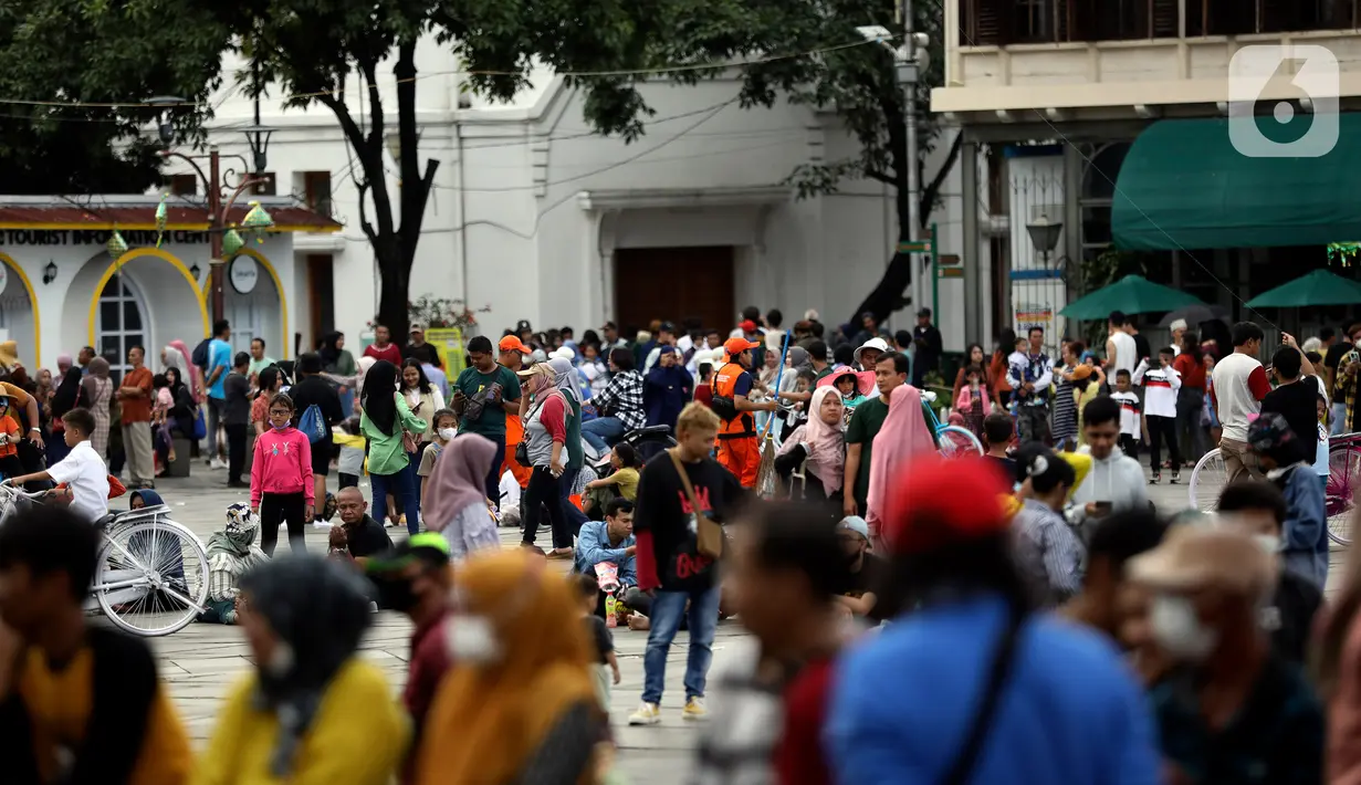Pada H+3 Hari Raya Idul Fitri kawasan cagar budaya yang dibangun pada abad-17 oleh pemerintah kolonial Belanda tersebut dipadati wisatawan dari Jakarta maupun daerah-daerah lain di sekitarnya. (Liputan6.com/Johan Tallo)