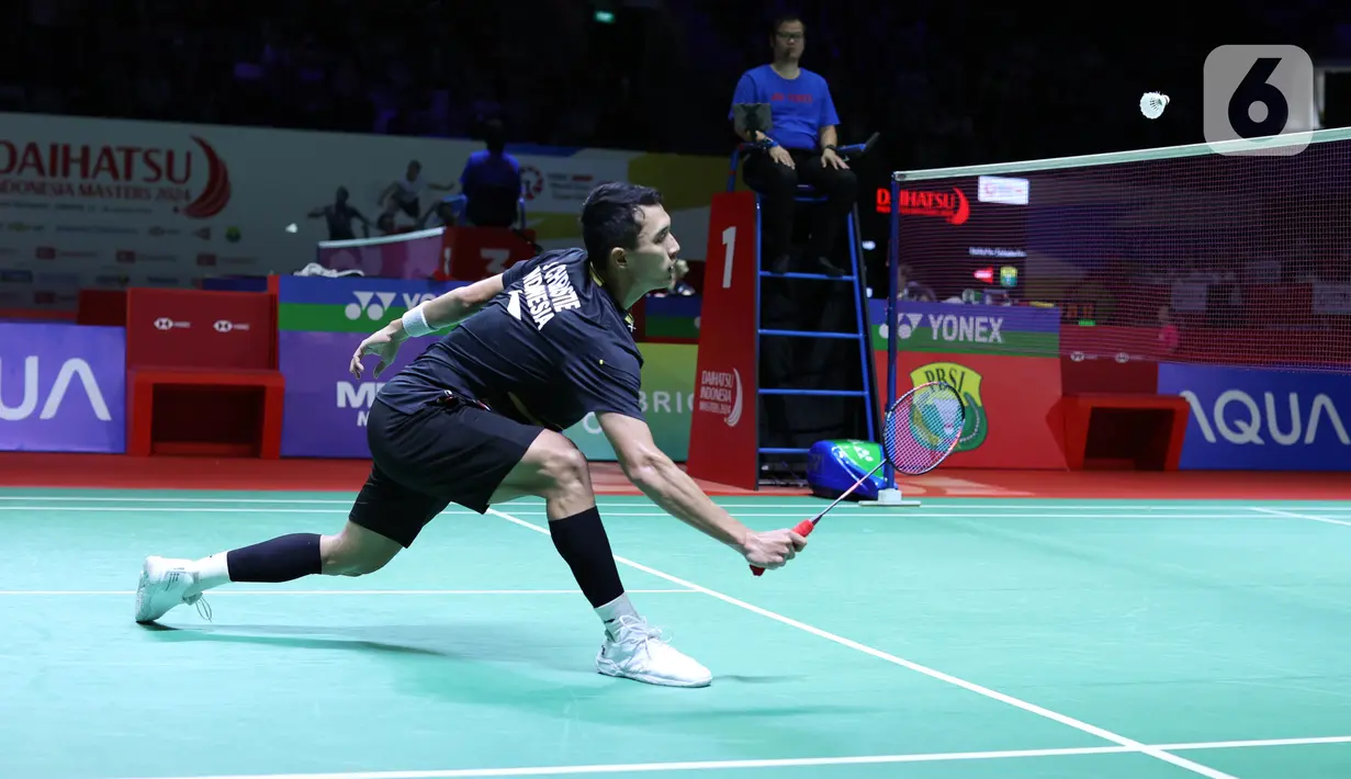 Jonatan Christie cukup disulitkan oleh Lu Guang Zu pada awal game pertama. Meski sempat memimpin dengan 4-2, perolehan poin wakil Indonesia cepat disalip, sehingga mengubah kedudukan menjadi 7-10 untuk keunggulan penggawa China. (Bola.com/M. Iqbal Ichsan)