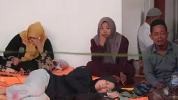 Hingga Selasa (30/9/2025) pagi, jumlah korban musala ambruk di Pondok Pesantren (Ponpes) Al Khoziny, Buduran, Sidoarjo, yang berhasil dievakuasi terus bertambah. (AP Photo/Trisnadi)