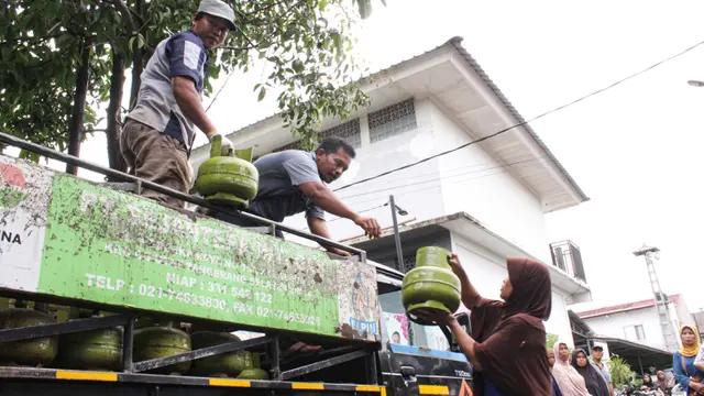 Antrean Pembelian Gas Elpiji 3 Kg di Tangerang Banten
