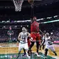 Chicago Bulls guard, Rajon Rondo #9 memasukan bola melewati hadangan pemain Boston Celtics  pada laga NBA basketball game di TD Garden, Boston, (2/11/2016). Boston menang 107-100.  (AP/Charles Krupa)